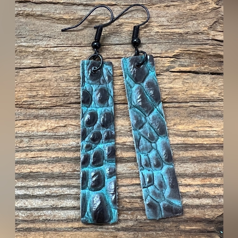 turquoise alligator leather bar earrings, embossed leather.